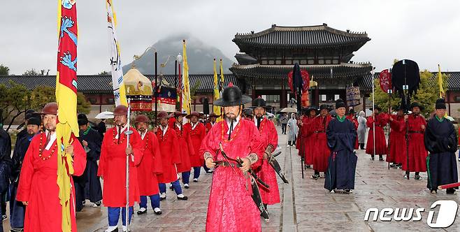 전국 수문장들이 3일 오후 서울 경복궁 흥례문 광장에서 수문장 임명의식 특별행사를 진행하고 있다. 2022.10.3/뉴스1 ⓒ News1 박지혜 기자