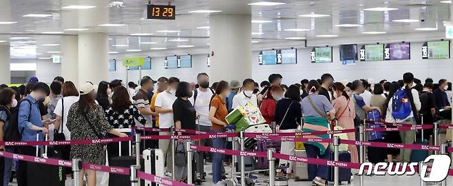 개천절 연휴 마지막날인 3일 여행을 마치고 집으로 돌아가려는 관광객들이 제주국제공항 3층 출발층 항공사 발권데스크에서 발권을 위해 줄을 서 있다. 2022.10.3/뉴스1 ⓒ News1 강승남 기자