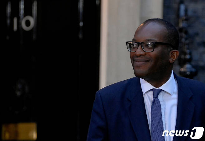 쿼지 콰텡 영국 신임 재무장관. 아프리카 가나 이민 2세인 그는 영국 최초의 '흑인 남성' 재무장관이 됐다. 2022. 9. 6. ⓒ 로이터=뉴스1 ⓒ News1 최서윤 기자