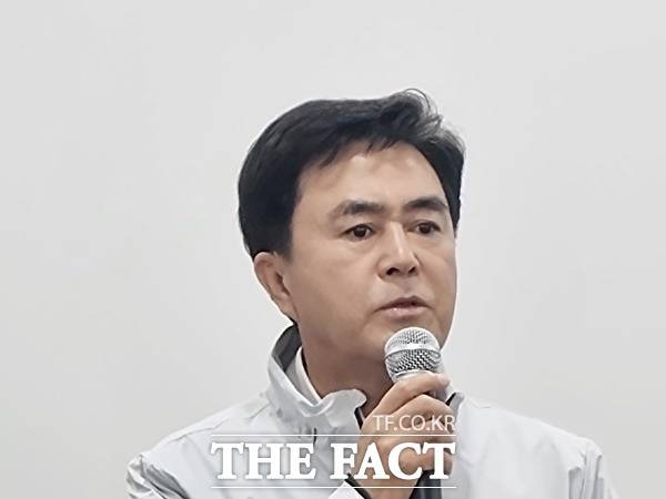 김태흠 충남지사가 계룡대 활주로에서 가진 언론간담회에서 대통령을 압박해서라도 육사를 논산으로 이전시키겠다고 말하고 있다./이병렬기자