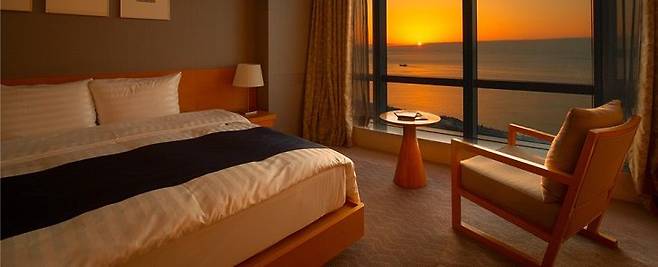 '소노캄 여수' 슈페리어 객실 전경. 11월 5일 주말 오션뷰 조식 패키지를 39만5000원에 판매한다. (예약완료 날짜는 홈페이지 가격 조회 불가) /소노인터내셔널