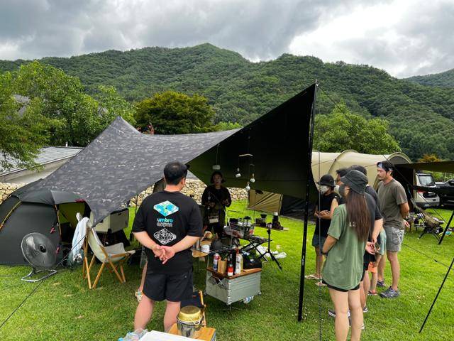 커뮤니티 회원들과의 오프라인 캠핑 이벤트를 개최한 김준석 대표. 사진 어텀팔콘스 제공