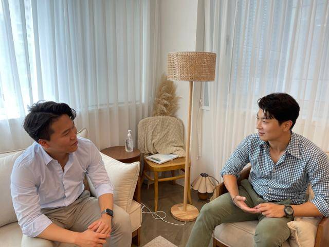 국내 캠핑산업에 대해 대화를 나누고 있는 김준석 대표(좌)와 박세준 대표(우)