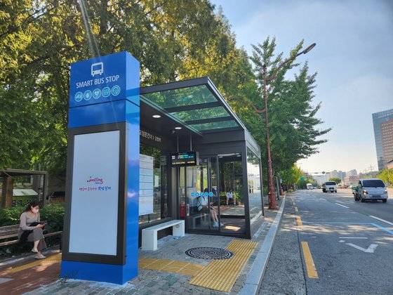 지난달 29일 대구 달서구 호산동 계명대학교 정문 맞은편에 설치된 '스마트 쉘터(스마트 버스정류장)' 모습. 김정석 기자