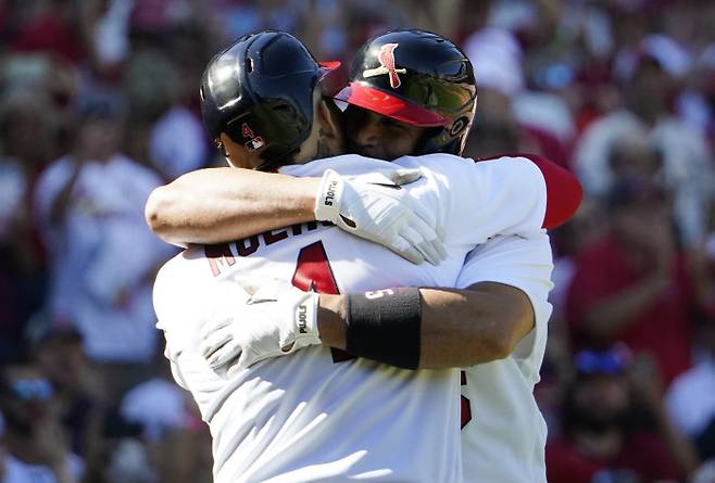 세인트루이스 카디널스의 앨버트 푸홀스(오른쪽)가 3일 피츠버그 파이리츠전에서 3회말 솔로홈런을 친 뒤 팀 동료 야디에르 몰리나와 포옹하고 있다. 세인트루이스 | AP연합뉴스