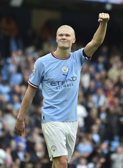 맨체스터시티의 엘링 홀란이 2일 영국 에티하드 스타디움에서 열린 맨체스터 유나이티드와 프리미어리그 9라운드 경기에서 승리한 뒤 관중석을 바라보며 세리머니를 하고 있다. 맨체스터 | AP연합뉴스