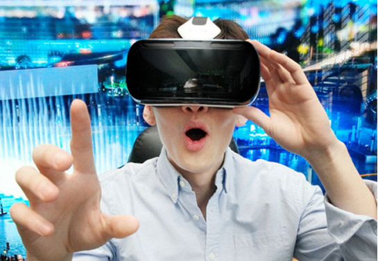 2014년 삼성전자가 선보였던 '기어 VR'. 당시 큰 반향을 일으키지 못하고 단종됐다.