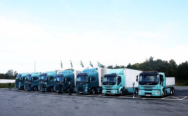 볼보전기트럭 라인업이 스웨덴  예테보리 볼보트럭 익스피리언스 센터에 집결해 있다.