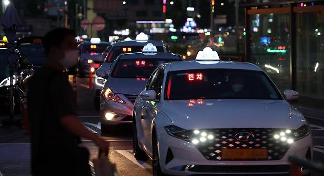 서울역 택시승강장에서 시민들이 택시를 타기 위해 기다리고 있다.(사진=연합뉴스)