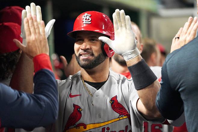 세인트루이스 푸홀스가 4일 미국 펜실베니아주 피츠버그 PNC파크에서 열린 피츠버그 파이리츠와 2022 미국 프로야구 메이저리그(MLB) 원정 경기에 6회 통산 703호포를 기록한 뒤 동료들과 하이파이브하고 있다. (사진=Pittsburgh Post-Gazette via AP/뉴시스)