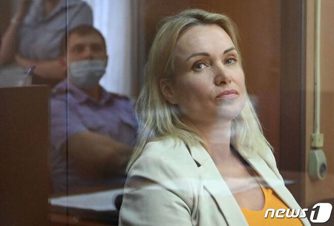 러시아 국영방송 생방송 뉴스 중 반전시위를 벌였던 언론인 마리나 오브샤니코바가 11일(현지시간) 허위사실 유포 혐의로 모스크바 법원서 재판 중 피고석에 앉아 있다. ⓒ AFP=뉴스1 ⓒ News1 우동명 기자