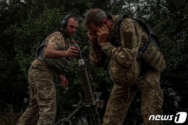 26일(현지시간) 우크라이나 도네츠크 전선에서 병사가 러시아 군을 향해 박격포를 발사하고 있다. ⓒ AFP=뉴스1 ⓒ News1 우동명 기자
