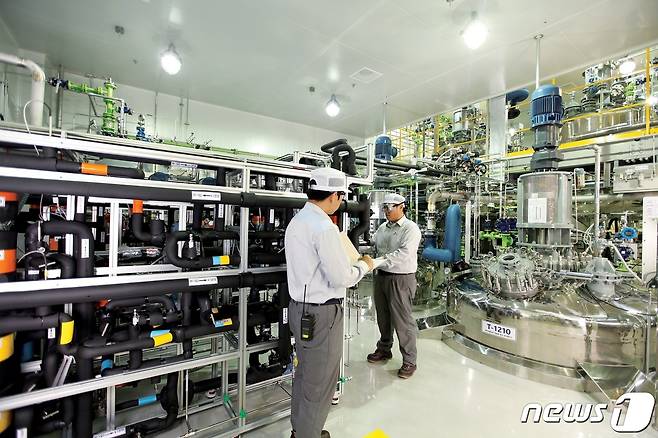 SK바이오텍 엔지니어가 연속반응설비를 사용해 작업하고 있다