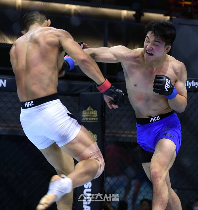 박재현이 김상욱을 펀치로 공격하고 있다. 이주상기자 rainbow@sportsseoul.com