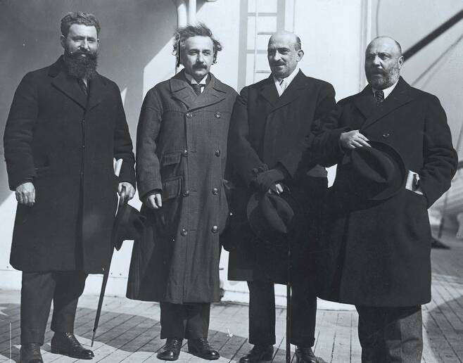 1921년 4월 시오니스트 운동 기금 마련 활동을 위해 뉴욕에 도착한 차임 바이츠만(오른쪽에서 둘째)이 알베르트 아인슈타인(왼쪽에서 둘째), 벤-시온 모신슨(왼쪽), 메나켐 유시슈킨 등 동지들과 함께 카메라 앞에 섰다. 1차 대전에 휘말린 영국에 결정적 도움을 주며 밸푸어 선언의 초석을 다진 바이츠만은 1948년 건국한 이스라엘의 초대 대통령에 취임하며 지금까지 국부로 추앙받고 있다. /게티이미지코리아
