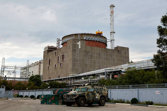우크라이나 자포리자 원자력발전소 앞에 러시아 군용 차량이 배치돼 있다. /로이터 연합뉴스