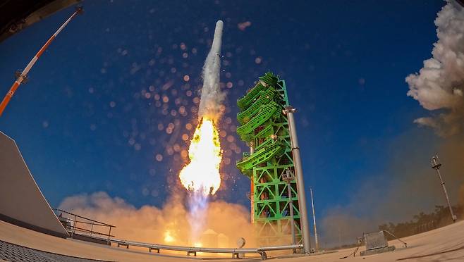 순수 국내기술로 제작된 한국형 최초 우주발사체 '누리호'(KSLV-Ⅱ)'가 지난 6월 21일 전남 고흥군 나로우주센터에서 발사되고 있다. /뉴스1