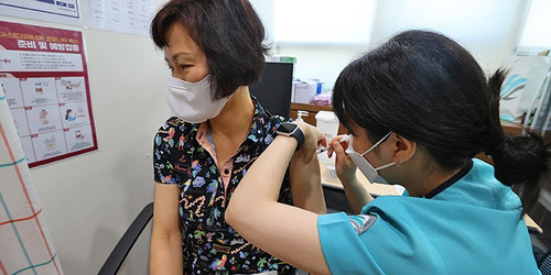 한 시민이 코로나19 백신을 접종받고 있다. <연합뉴스>