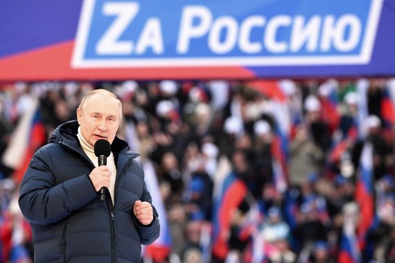 푸틴 러시아 대통령이 지난 3월 크림반도 병합 8주년 기념 행사에 입고 등장한 로로피아나 패딩과 키튼 목 폴라. 두 제품은 각각 1600만원, 380만원 상당의 고가로 알려졌다. 뉴스1
