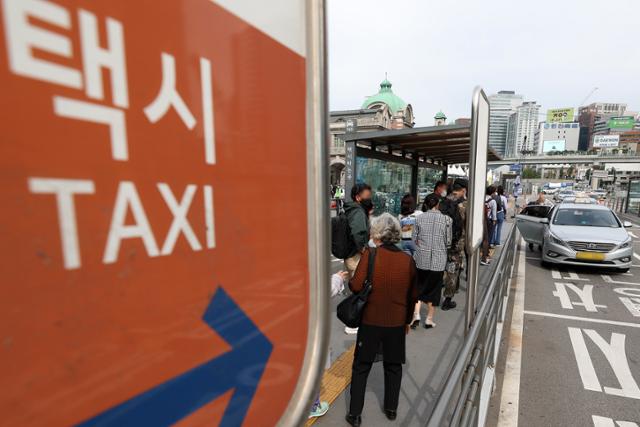 서울역 택시 승강장에서 시민들이 택시를 기다리고 있다. 뉴시스