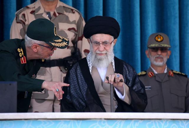 알리 하메네이 이란 최고지도자가 3일 테헤란에서 열린 사관학교 합동 졸업식 행사에 참석하고 있다. AFP 연합뉴스