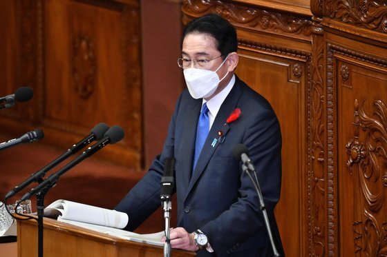 3일 열린 일본 임시국회에서 마스크를 쓴 채 연설하는 기시다 후미오 총리. [AFP=연합뉴스]