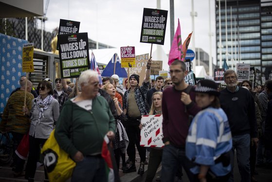 2일(현지시간) 영국 버밍엄에서 시민들이 리즈 트러스 신임 총리의 감세 정책에 반대하는 피켓 시위를 하고 있다. 영국 정부는 3일 결국 소득세 감세 조치를 철회했다. [EPA=연합뉴스]