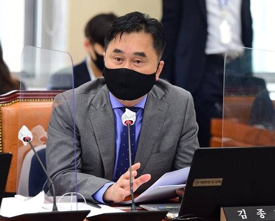 김종민 국회 정무위 더불어민주당 간사가 4일 열린 총리실 국정감사에서 발언을 하고 있다. 김 의원은 이날 총리실이 작성안 주요 현안별 답변이 담긴 문건을 입수해 공개했다. 뉴스1