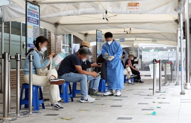 서울 마포구보건소 코로나19 선별진료소에서 PCR 검사를 받으려는 시민들이 대기하고 있다. /사진=연합뉴스