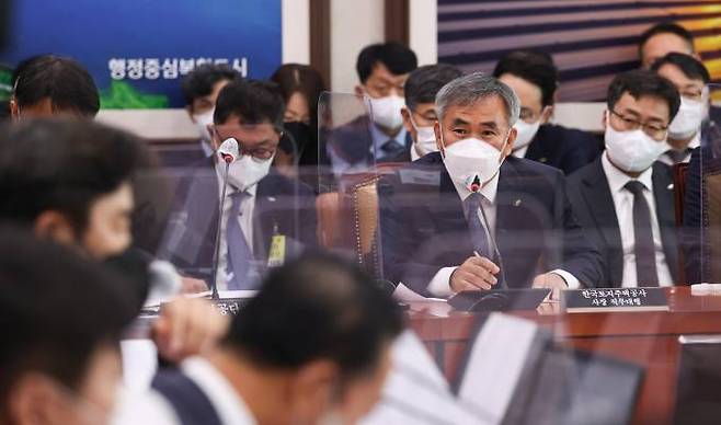 이정관 한국토지주택공사 사장직무대행이 4일 서울 여의도 국회에서 열린 국토교통위원회의 한국토지주택공사, 국토안전관리원, 주택관리공단, 건설기술교육원에 대한 국정감사에서 의원질의에 답변하고 있다. 연합뉴스