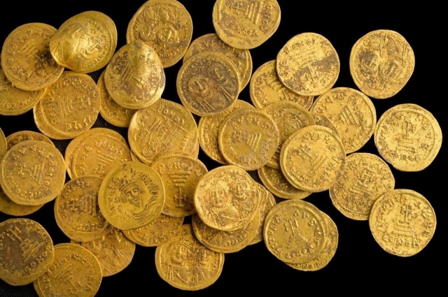 이스라엘 유적지에서 발굴된 동로마제국 시대의 금화들. 이스라엘 문화재청 제공, 연합뉴스