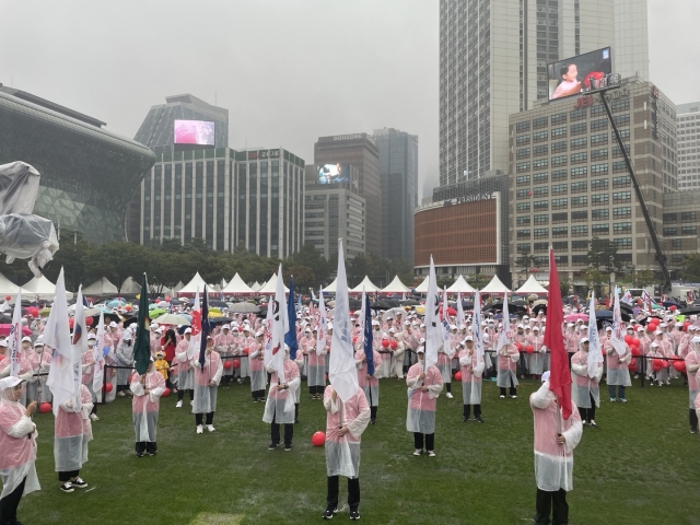 NCMN은 3일 걷기 행사인 ‘함께 걸어요 My5K’를 진행했다. 5000여명의 걷기 행사 참가자들이 서울광장에서 출발을 준비하고 있다.