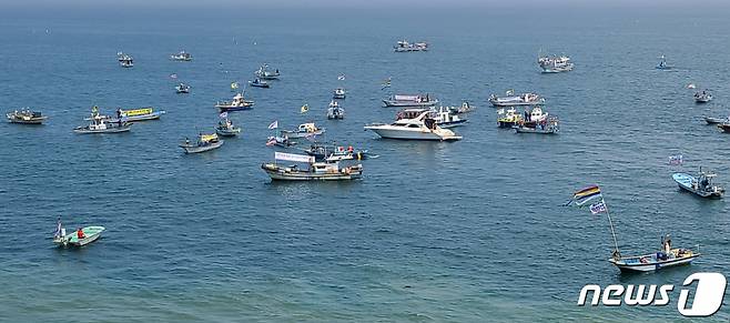 (울산=뉴스1) 윤일지 기자 = 19일 오후 어업인들이 배를 몰고 울산 앞바다에서 일본 정부의 후쿠시마 원전 오염수 방류 결정을 규탄하며 해상 시위를 벌이고 있다. 2021.5.19/뉴스1