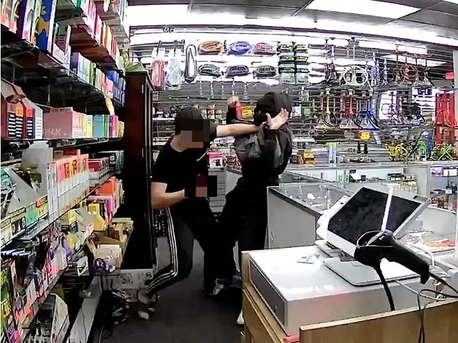 지난 8월 미국 라스베이거스에서 발생한 담배가게 강도 현장. /사진=뉴욕포스트