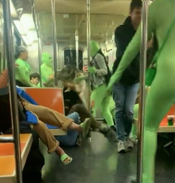 지난 2일(현지시각) 미국 뉴욕의 지하철 안에서 형광 녹색 옷을 입은 여성들이 10대 승객 두 명을 폭행하고 있다. 사회관계망서비스(SNS) 캡처