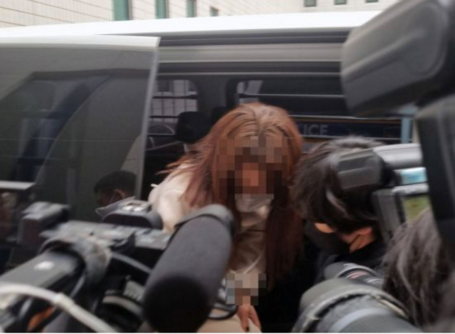 '지하철 폭행녀' 김모씨가 경찰에 의해 인계되고 있다. 연합뉴스