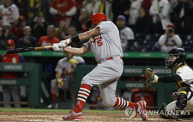 MLB 통산 703홈런·2천216타점 기록 세운 푸홀스 (피츠버그 로이터/USA TODAY=연합뉴스) 3일(현지시간) 미국 펜실베이니아주 피츠버그의 PNC 파크에서 열린 메이저리그(MLB) 피츠버그 파이리츠 대 세인트루이스 카디널스의 경기 6회에 세인트루이스의 앨버트 푸홀스(42)가 2점 홈런을 치고 있다. 이날 3타석 1홈런 2타점을 올린 푸홀스는 메이저리그 통산 703홈런을 기록하면서 통산 2천216타점으로 역대 메이저리그 통산 타점 단독 2위에 올라섰다. 2022.10.04 alo95@yna.co.kr