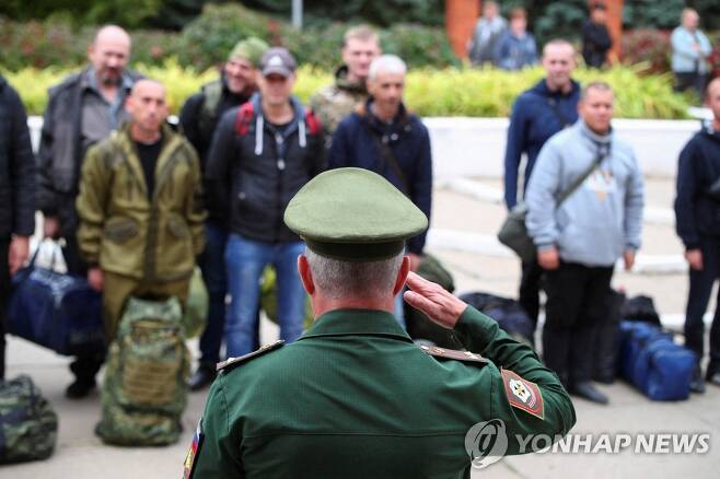 징집된 예비군에 경례하는 러시아 군인 [로이터 연합뉴스 자료사진. 재판매 및 DB 금지]