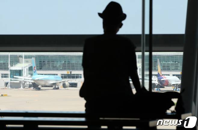 인천국제공항 제1터미널을 찾은 노인이 출국장에 앉아 뜨고 내리는 비행기를 바라보고 있다 (사진은 기사 내용과 무관함) / 뉴스1 ⓒ News1