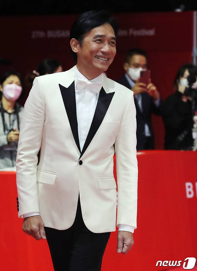 배우 양조위가 5일 오후 부산광역시 우동 영화의 전당에서 열린 '제27회 부산국제영화제(BIFF)' 개막식 레드카펫 행사에 참석하고 있다. 2022.10.5/뉴스1 ⓒ News1 김진환 기자