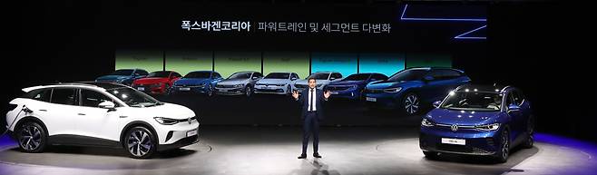 사샤 아스키지안 폭스바겐코리아 사장이 지난달 15일 오전 서울 광진구 비스타 워커힐 서울에서 폭스바겐의 첫 순수 전기 SUV ‘ID.4’를 공개하고 있다. 뉴시스