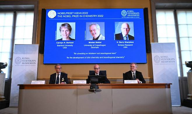 5일(현지시간) 스웨덴 스톡홀름의 스웨덴 왕립 과학원에서 열린 기자회견에서 노벨 위원회가 2022 노벨 화학상 수상자를 발표하고 있다. 이번 노벨 화학상은 화학의 기능적 역할을 위해 초석을 놓았다고 평가받는 미국과 덴마크의 화학자 3명에게 시상됐다. (왼쪽부터) 2022 노벨화학상 공동수상자인 캐럴린 버토지(55) 미국 스탠퍼드대 교수, 모르텐 멜달(68) 덴마크 코펜하겐대 교수, 배리 샤플리스(81) 미국 스크립스연구소 연구교수. 연합뉴스 제공