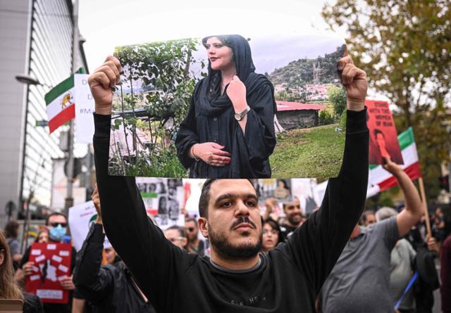 이란 여성 마흐사 아미니의 억울한 죽음에 항의하는 시위가 전 세계로 이란 이슬람 커뮤니티로 확산됐다. 루마니아에 거주하는 이란 남성이 아미니의 사진을 들고 진상 규명을 요구하고 있다. 부차레스트= AP 연합뉴