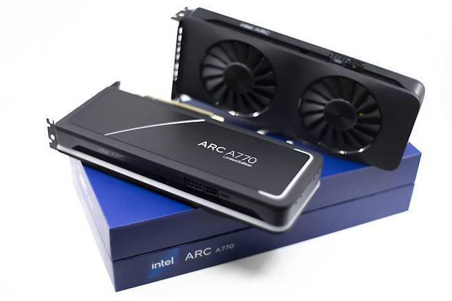 인텔 아크 A770 그래픽 카드와 A750 그래픽 카드. 출처=IT동아