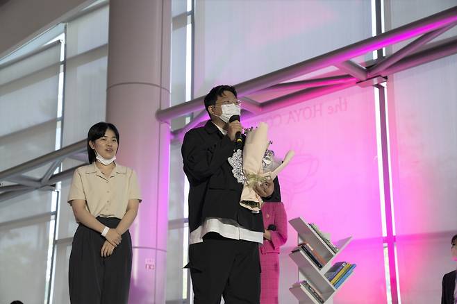 Lee Myeong-jae wins the young cartoonist award of 2022 Bucheon International Comics Festival at Korea Manhwa Museum in Bucheon, Gyeonggi Province, Friday. (Korea Manhwa Contents Agency)