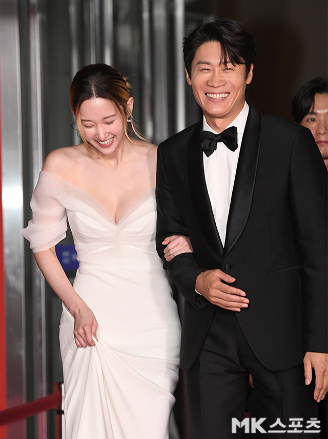 The opening ceremony of the 27th Busan International Film Festival (BIFF) was held at the Busan Haeundae Film Hall on the afternoon of the 5th.Actor Jeon Jongseo, Jin Seon-kyu step on Red Carpet