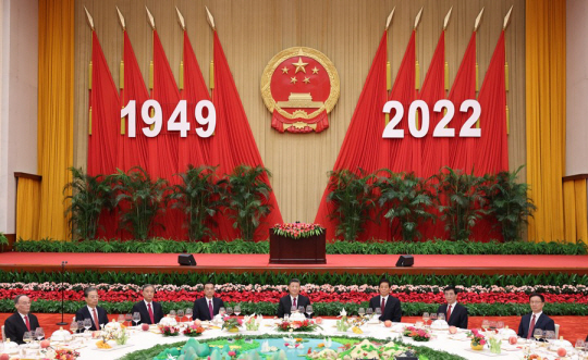 시진핑(왼쪽 다섯번째) 중국 국가주석이 지난 9월 30일 베이징 인민대회당에서 열린 국경절 만찬회에서 수뇌부와 함께 앉아 있다. 신화통신 연합뉴스