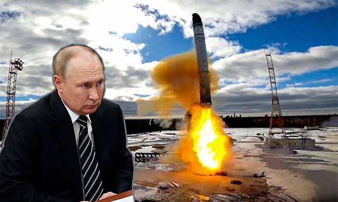 러시아 차세대 대륙간탄도미사일(ICBM) 사르마트가 지난 4월 20일(현지시간) 아르한겔스크주 플레세츠크 우주기지에서 시험발사돼 불을 뿜으며 하늘로 솟아오르고 있다. 블라디미르 푸틴(왼쪽) 러시아 대통령의 모습. [타스·EPA]