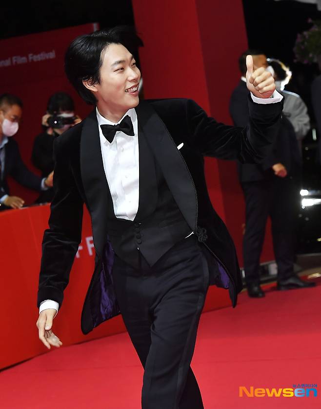 Actor Ryu Jun-yeol attended the 27th Busan International Film Festival opening ceremony Red Carpet at the Seoul Theater of the Haeundae-gu Film Center in Busan on October 5th.This years Busan International Film Festival opening ceremony will be held by Actor Ryu Jun-yeol and Jeon Yeo-been.The opening film is the fourth feature film, The Scent of Wind, directed by Hardy Mohagh, who won the BusanFilm Festival New Currents Award in 2015, which tells the story of a paraplegic father and a paraplegic son living in a remote village in Iran.Meanwhile, the 27th Busan International Film Festival, which will be held in three years without any social distance, will hold a 10-day festival in Busan Haeundae from October 5 to 14.