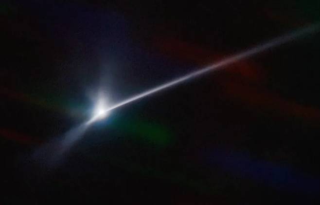 다트 우주선의 소행성 충돌 후 약 1만km에 달하는 긴 꼬리가 생겼다. 사진=NOIRLab